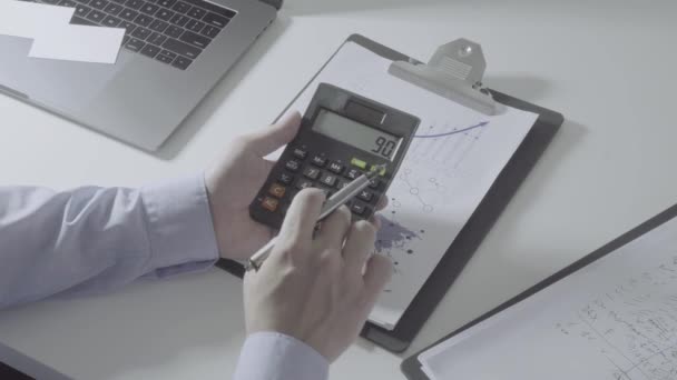 Nad zobrazením zdravotní náklady a poplatky koncept. Ruční smart doktor používá kalkulátor nákladů na zdravotní péči v moderní nemocnici v pomalém pohybu - Záběry, video