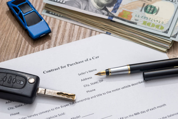 formulario de contrato de coche, pluma y dólar
 - Foto, imagen