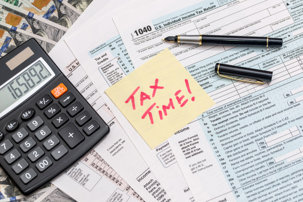 daňový formulář s kalkulačka, peníze a pera - Fotografie, Obrázek