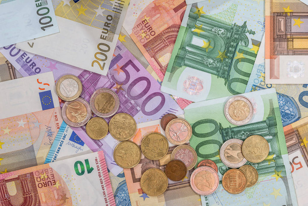 eurobankbiljetten en -munten als geld Financiën concept. - Foto, afbeelding