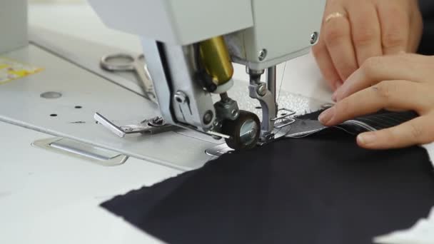 costurera trabaja en la máquina de coser
. - Metraje, vídeo
