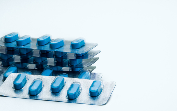 Синій планшетний таблетки для повного курсу лікування герпесу на статевих органів або рот. Антивірусний препарат для вірусу простого герпесу (Hsv) або оперізуючий герпес. Концепція сексуальної передаються хвороби - Фото, зображення