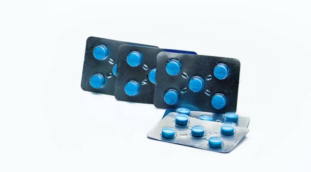 Vijf pack acyclovir tablet pillen voor volledige cursus behandeling van herpes op de geslachtsdelen of de mond. Antivirale medicijnen voor herpes simplexvirus (Hsv) of herpes zoster. Seksueel overdraagbare ziekte concept - Foto, afbeelding