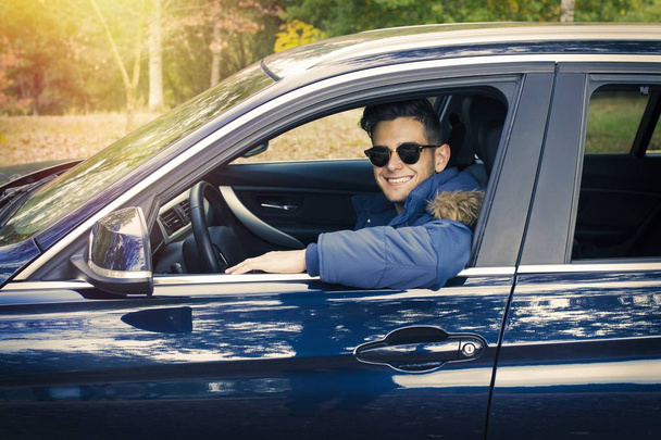 車の中笑顔のドライバー - 写真・画像