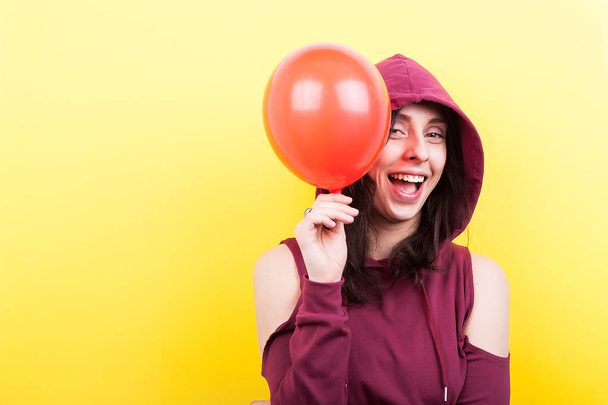 Usmívající se žena nosí kapuci - Fotografie, Obrázek