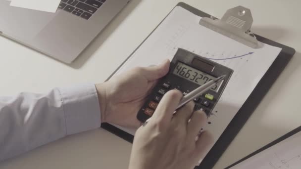 Nad zobrazením zdravotní náklady a poplatky koncept. Ruční smart doktor používá kalkulátor nákladů na zdravotní péči v moderní nemocnici v pomalém pohybu - Záběry, video