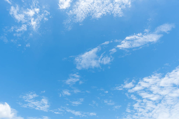 Açık mavi gökyüzü arkaplanı, arka planda bulutlar. - Fotoğraf, Görsel