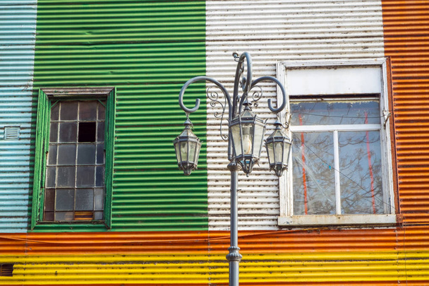 Facciata colorata nel famoso quartiere La Boca a Buenos Aires, Argentina
 - Foto, immagini