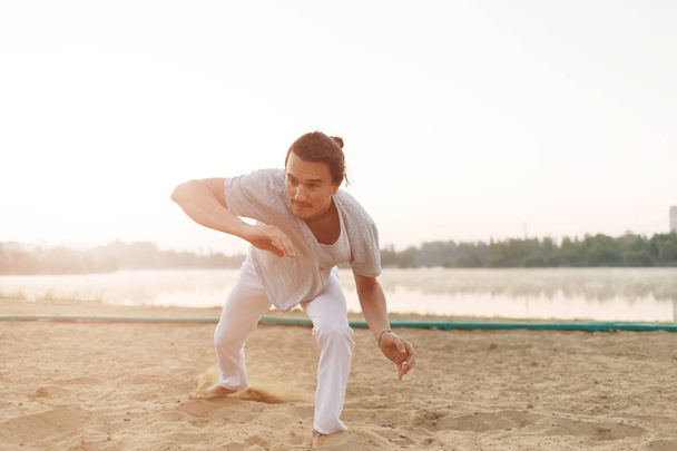 Wykonawca sportowego capoeira, dzięki czemu ruchy na plaży - Zdjęcie, obraz