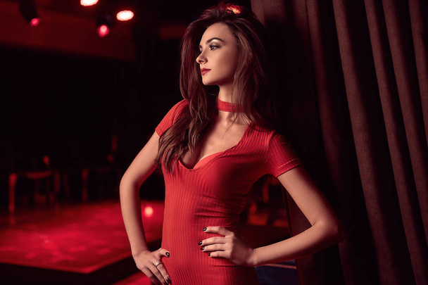 Upea kauneus nuori brunette nainen yllään punainen mekko
 - Valokuva, kuva