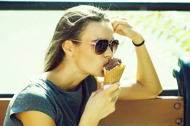 Young woman eating ice cream - Valokuva, kuva