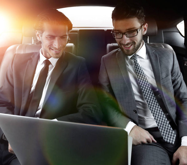 business partners sitting in a luxury car - Zdjęcie, obraz