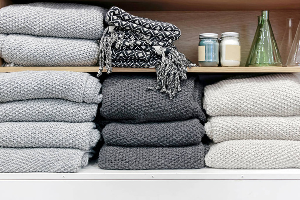 una pila de toallas en el estante
 - Foto, Imagen
