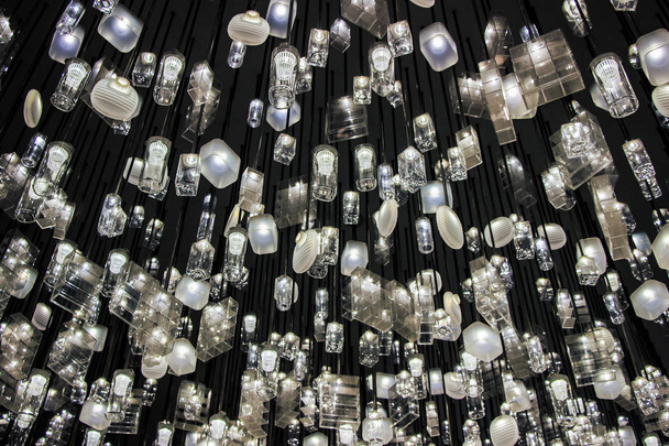 Karanlıkta asılı tavan lambaları - Fotoğraf, Görsel
