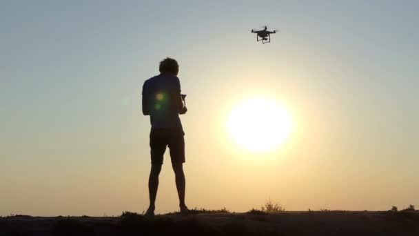 Young man operates the flight of a flying drone in Kiev in slo-mo - Footage, Video