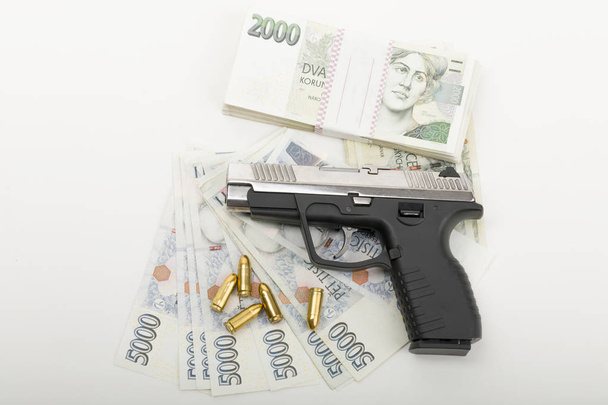 банкноты с оружием и чехами, концепция преступности
 - Фото, изображение