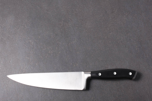 couteau de cuisine sur une planche d'ardoise avec espace de copie
 - Photo, image
