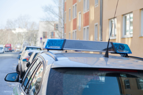 barra de luz azul de un coche de policía alemán en una calle
 - Foto, Imagen