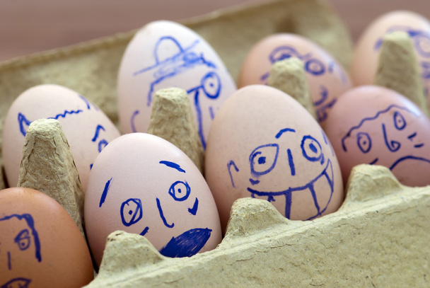 Huevos pintados cara
 - Foto, imagen