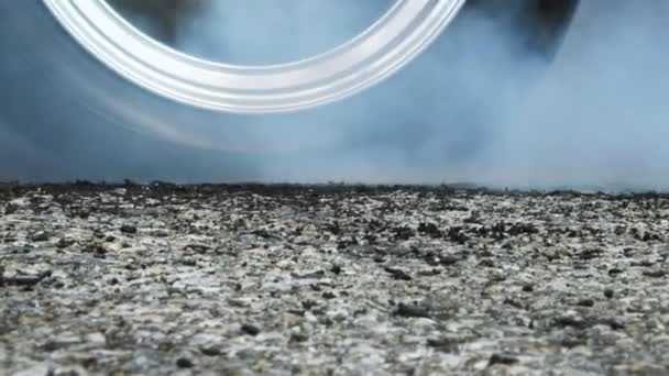 Trascina auto da corsa brucia gomma dai suoi pneumatici in preparazione per la gara - Filmati, video