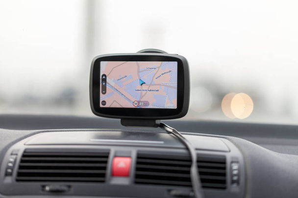 navigációs rendszer lóg egy autó szélvédő - Fotó, kép