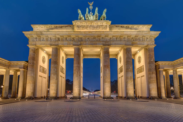 Il famoso Brandenburger Tor illuminato a Berlino la mattina presto
 - Foto, immagini