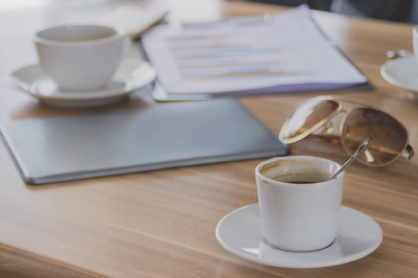 Coffee is placed on a table with business meetings. - Foto, afbeelding