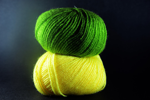 İki yeşil ve sarı yün topları - Fotoğraf, Görsel