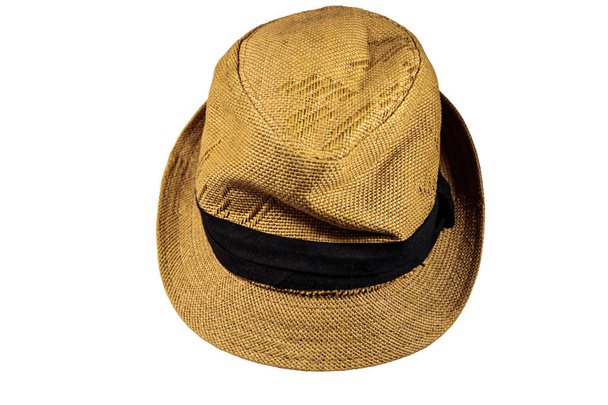 Желтая соломенная шляпа на белом фоне
 - Фото, изображение