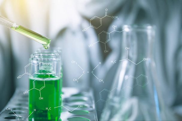 Badacz ze szklanymi laboratoryjnymi probówkami chemicznymi z cieczą do koncepcji badań analitycznych, medycznych, farmaceutycznych i naukowych. - Zdjęcie, obraz