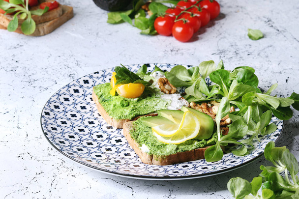Vegetarian sandwiches with avocado - Foto, Imagem