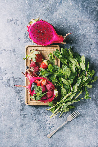 Salad in dragon fruit - Foto, immagini