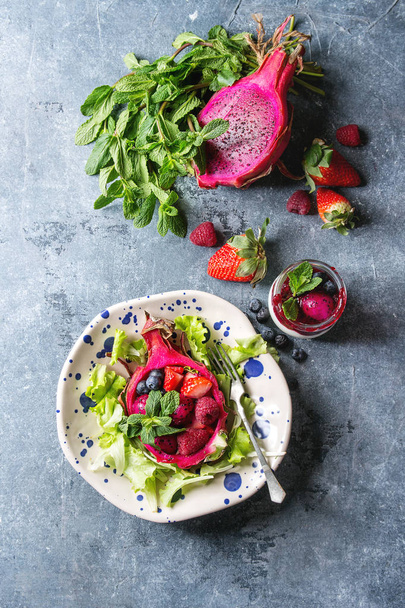 Salad in dragon fruit - Foto, afbeelding