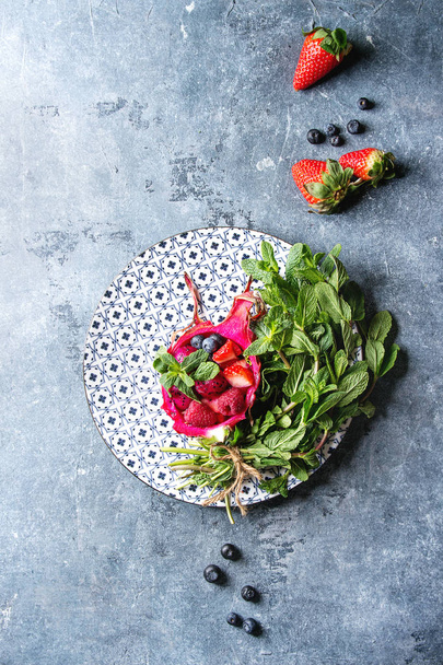 Salad in dragon fruit - Fotografie, Obrázek