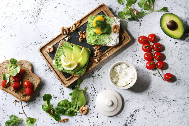 Vegetarian sandwiches with avocado - Valokuva, kuva