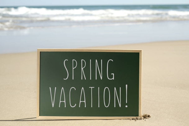 tekst wakacje wiosna w szyld na plaży - Zdjęcie, obraz