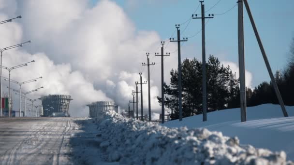 Industriële landschap, winter fabriek weg en pijpen - Video