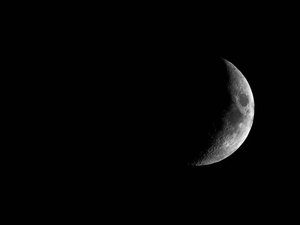 Luna crescente di cera ad alto contrasto vista con telescopio
 - Foto, immagini