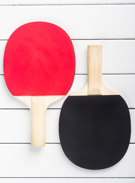 пинг-понг ракетки шары вид сверху белый фон
 - Фото, изображение