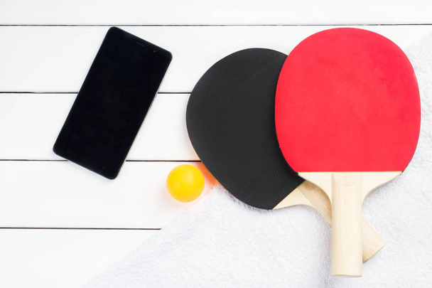 ping pong raquetes bolas vista de cima fundo branco
 - Foto, Imagem