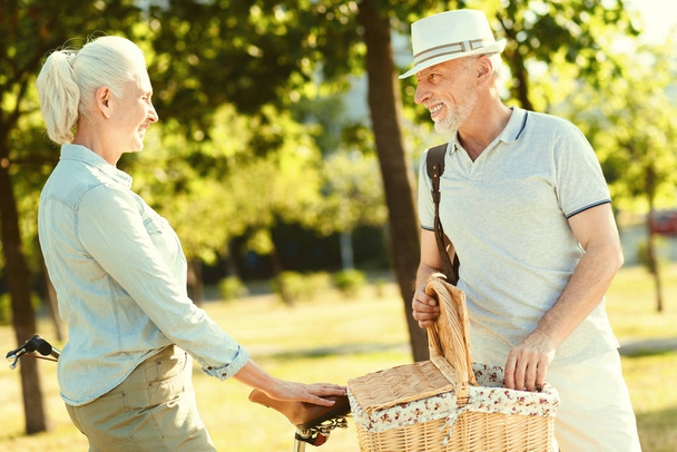 Feliz hombre alegre sosteniendo una cesta de picnic
 - Foto, Imagen