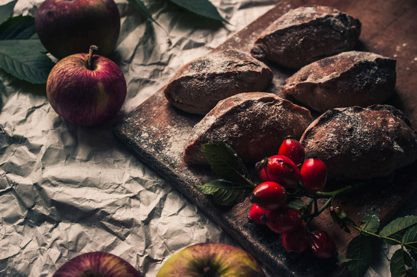 домашние пироги с яблоками на столе
 - Фото, изображение