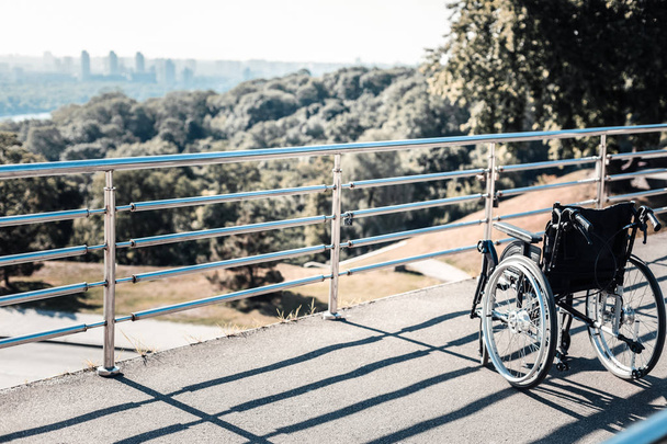 Крупним планом сучасний інвалідний візок
 - Фото, зображення