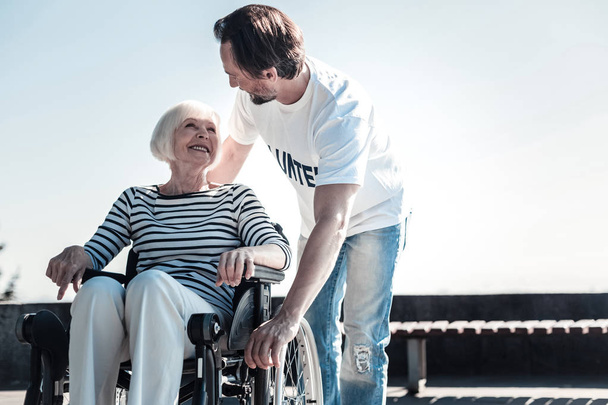 Nice pleasant man helping an elderly woman - Foto, Bild