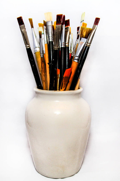 Brosses pour peinture dans un bol en céramique blanche
 - Photo, image