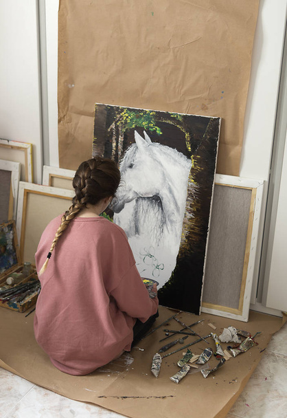 Young girl painting a picture of a horse.  - Φωτογραφία, εικόνα