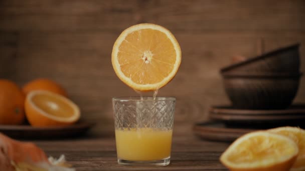 Cinemagraph - Pouring the orange juice into a glass. Nobody. Motion Photo. - Кадры, видео