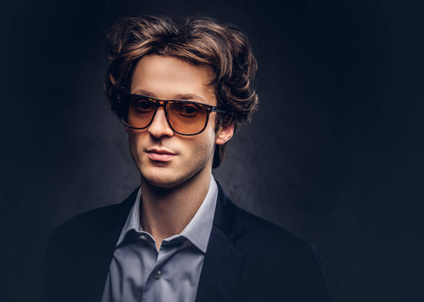 Estúdio retrato de um carismático macho sensual com cabelo elegante e óculos de sol
 - Foto, Imagem