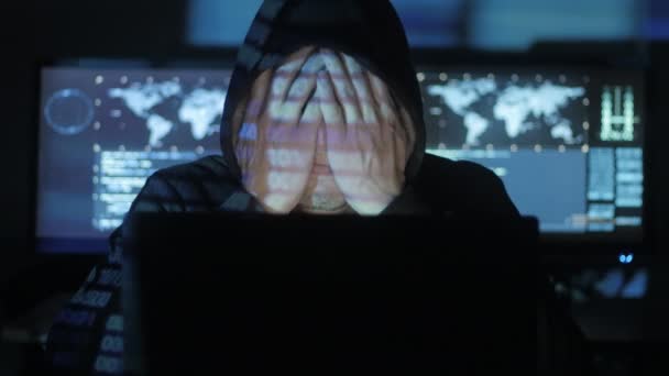 πορτρέτο του κουρασμένος χάκερ υπολογιστή μηχανικός ο οποίος θέλει να κοιμηθεί. - Πλάνα, βίντεο