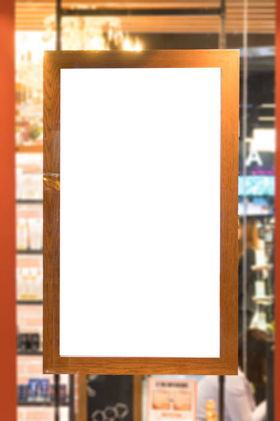 présentoir d'affiche de cadre en bois vide sur vitrine au magasin
 - Photo, image